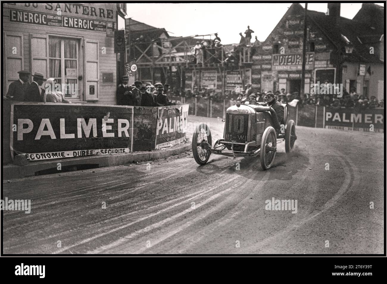 ALBERT GUYOT 1913 Gran Premio di Francia. Delage decise di partecipare a gare complete nel Gran Premio nel 1913 e presentò una nuova vettura da 6,2 litri, quattro valvole per cilindro, Type-Y GP, con cambi a cinque velocità, alberi a camme in testa e valvole demodromiche. Nel Grand Prix de l’Automobile Club de France 1913 ad Amiens, il Delage di Albert Guyot con il meccanico Achille Seeuws, si dimostrò il più veloce del campo, lottando per il comando con la Peugeot di Georges Boillot, fino a essere messo da parte da una foratura, alla fine finendo in un deludente quinto posto, davanti alla vettura gemella di Bablot. 1913, Foto Stock