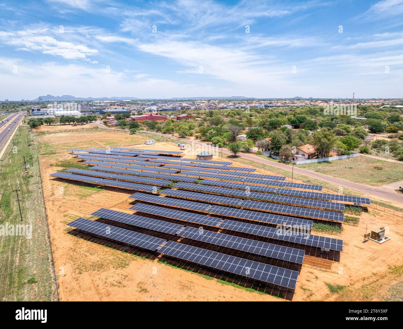 Vista aerea, della capitale del Botswana di Gaborone, pannelli solari sopra le colture che garantiscono verdure fresche per la città Foto Stock