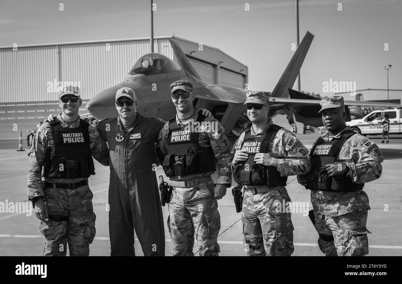 Gli agenti di polizia militare stanno con il pilota dell'aeronautica degli Stati Uniti di fronte al suo jet da caccia F22 Foto Stock