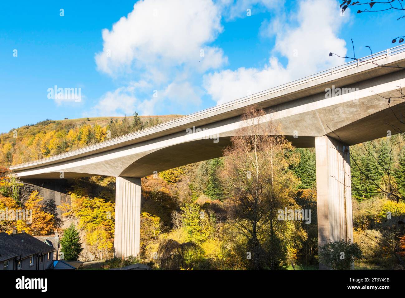 Il pluripremiato ponte in cemento precompresso che trasporta la A66 sul fiume Greta vicino a Keswick, Cumbria, Inghilterra, Regno Unito Foto Stock