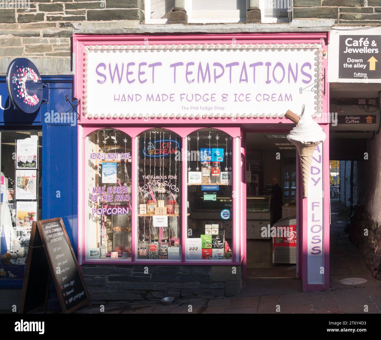 Sweet Temptations un negozio indipendente che vende fudge e gelati fatti a mano a Keswick, Inghilterra, Regno Unito Foto Stock