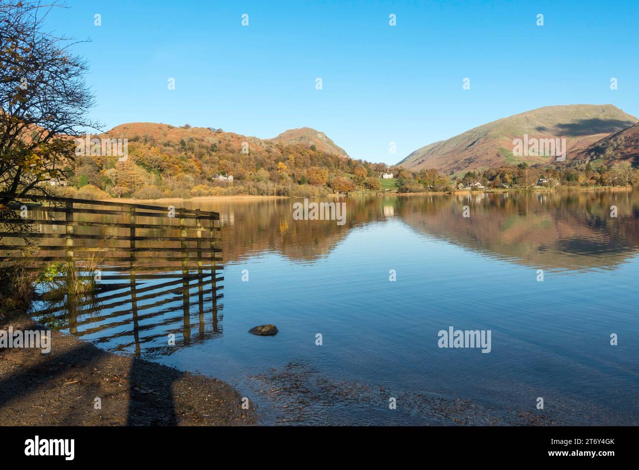 Vista autunnale del lago Grasmere, con le colline che si riflettono nell'acqua, Cumbria, Inghilterra, Regno Unito Foto Stock
