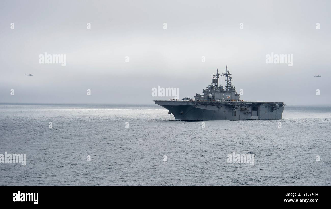 Santa Catalina Island, Stati Uniti. 6 novembre 2023. La nave d'assalto anfibio USS Boxer classe Wasp della Marina degli Stati Uniti, in corso di addestramento tattico avanzato sull'Oceano Pacifico, il 6 novembre 2023 al largo della costa della California, Stati Uniti. Credito: MC2 Evan Diaz/U.S. Marines Photo/Alamy Live News Foto Stock
