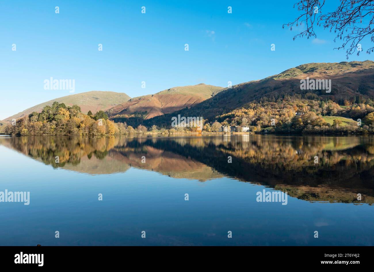 Vista autunnale del lago Grasmere, con le colline che si riflettono nell'acqua, Cumbria, Inghilterra, Regno Unito Foto Stock