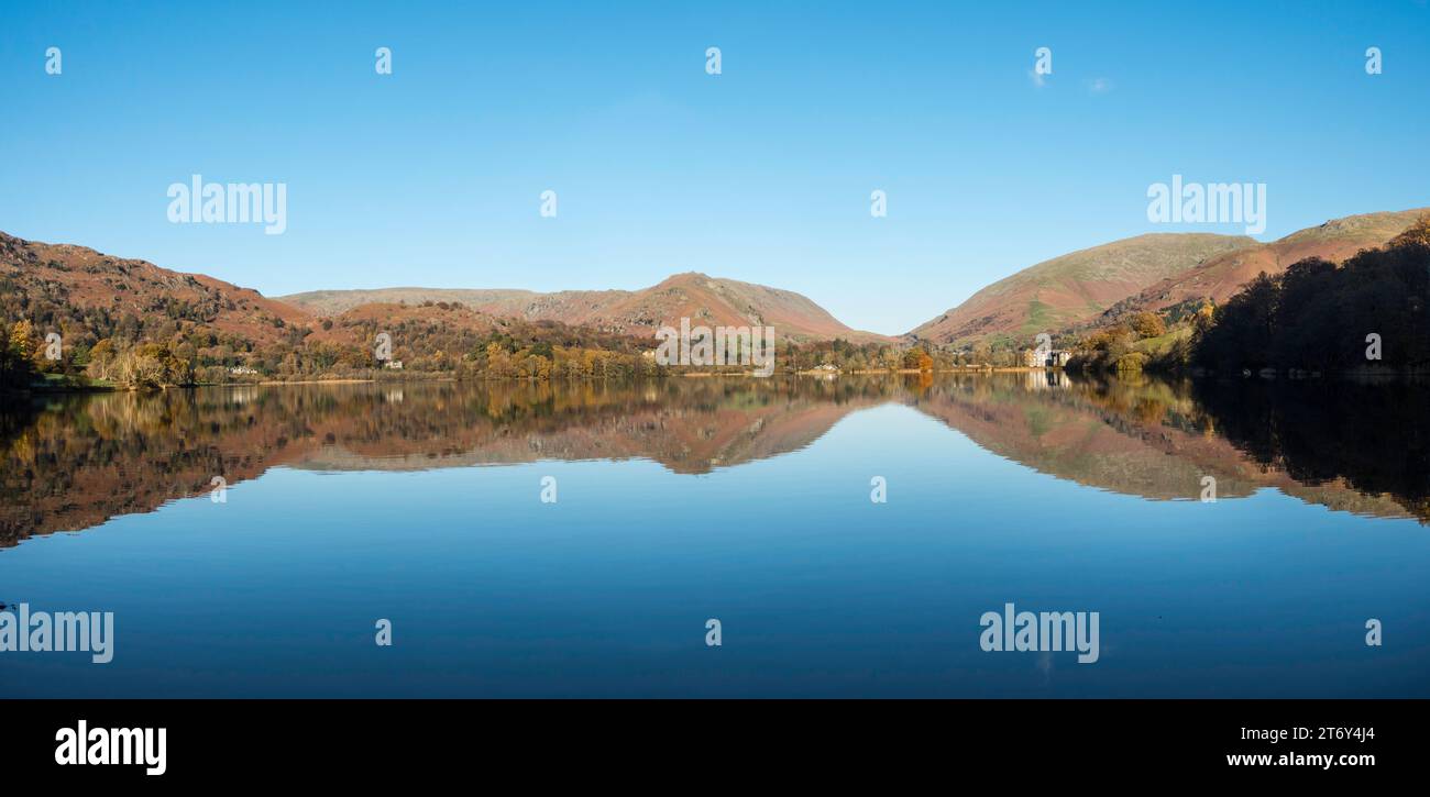 Vista panoramica del lago Grasmere con le montagne che si riflettono in acqua dolce, Inghilterra, Regno Unito Foto Stock