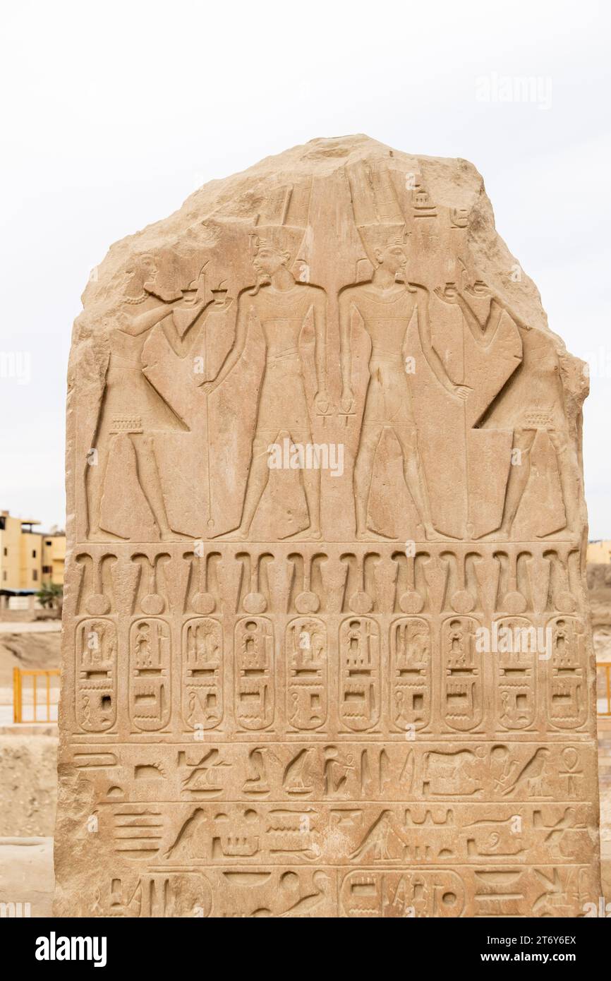 Questa foto mostra un'iscrizione in geroglifici egiziani antichi, un antico sistema di scrittura usato per scrivere testi e altri documenti Foto Stock