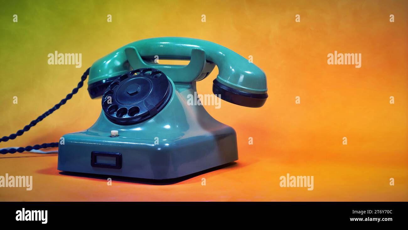 Un cavo d'epoca, una manopola rotante, un telefono. Un simbolo di contatto e di telefonia. Modello di foto colorato, con spazio per la copia Foto Stock