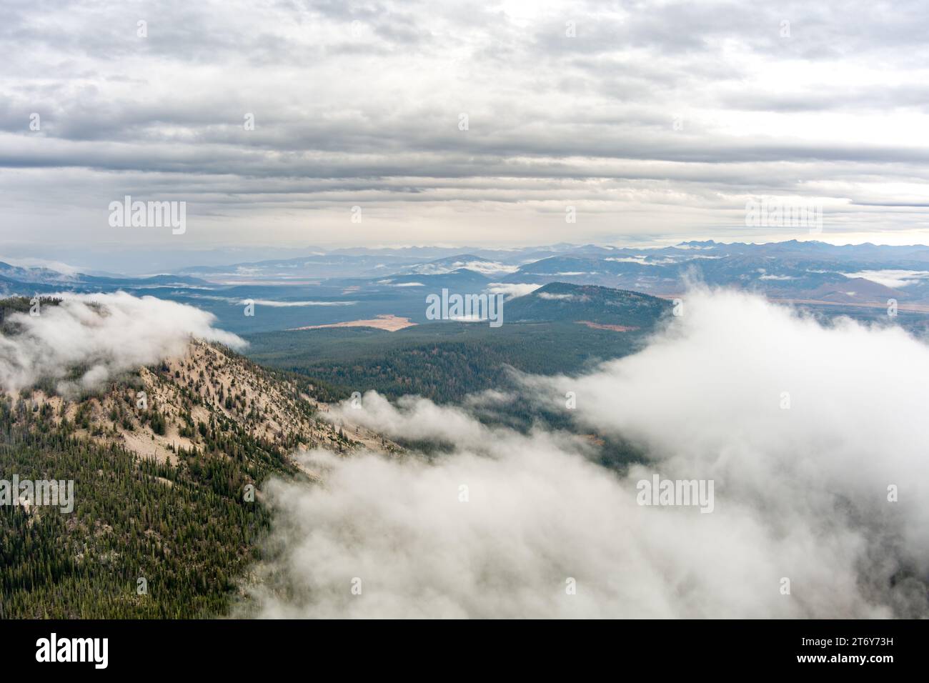Vista a distanza della valle e delle montagne vicino a Stanley, Idaho Foto Stock