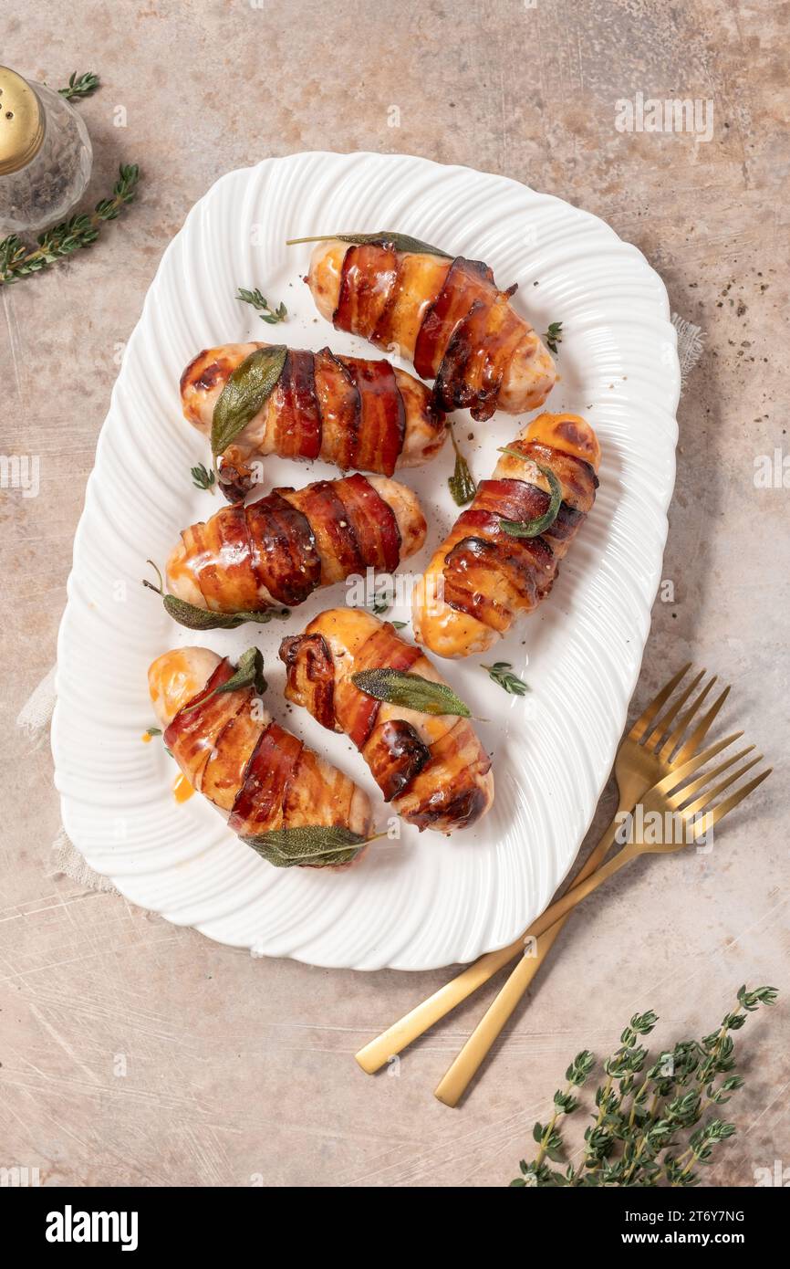 In suini coperte, salsicce avvolto in pancetta Foto Stock