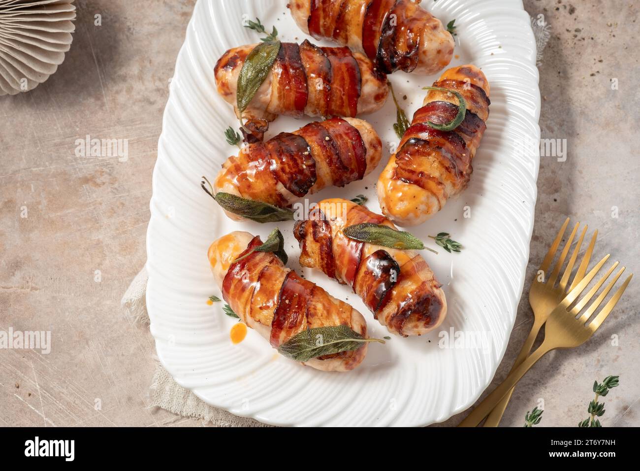 In suini coperte, salsicce avvolto in pancetta Foto Stock