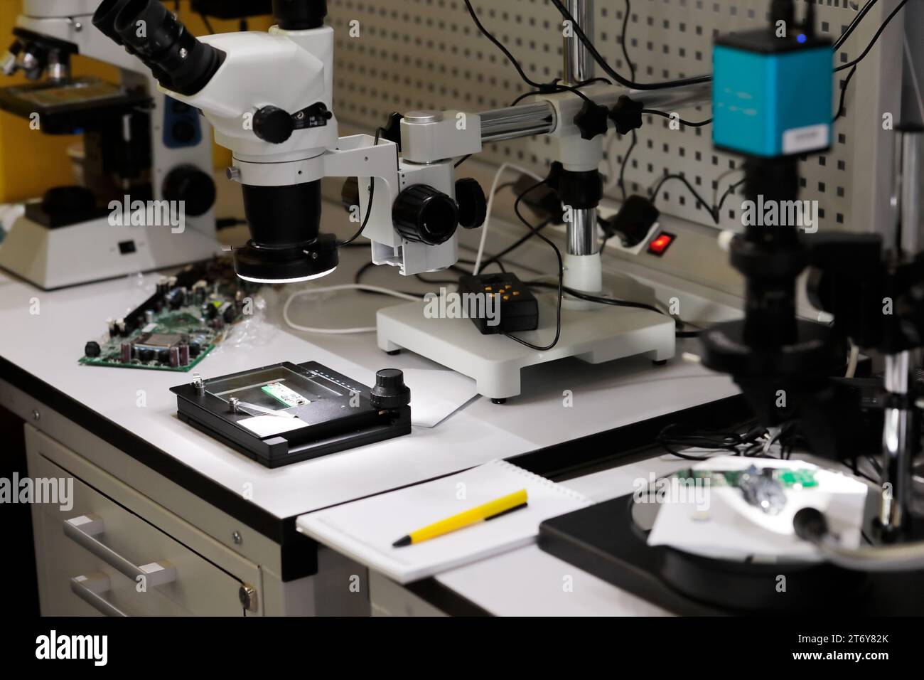 Laboratorio di controllo qualità scheda a circuito stampato. Messa a fuoco selettiva. Foto Stock