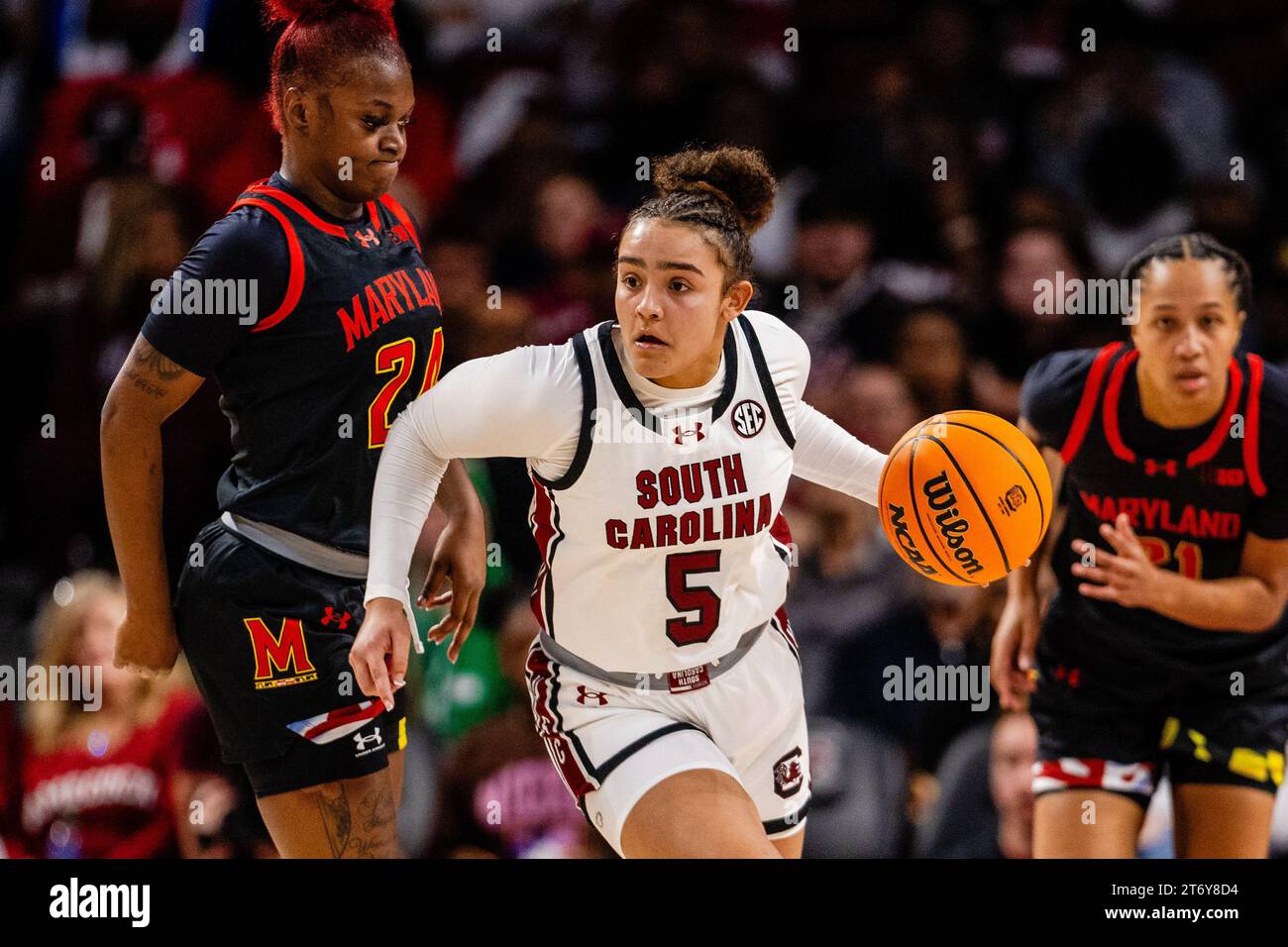 12 novembre 2023: La guardia dei South Carolina Gamecocks Tessa Johnson (5) porta il pallone contro la guardia dei Maryland Terrapins Bri McDaniel (24) durante il terzo quarto del match di basket SEC Womens alla Colonial Life Arena di Columbia, SC. (Scott Kinser/CSM) Foto Stock