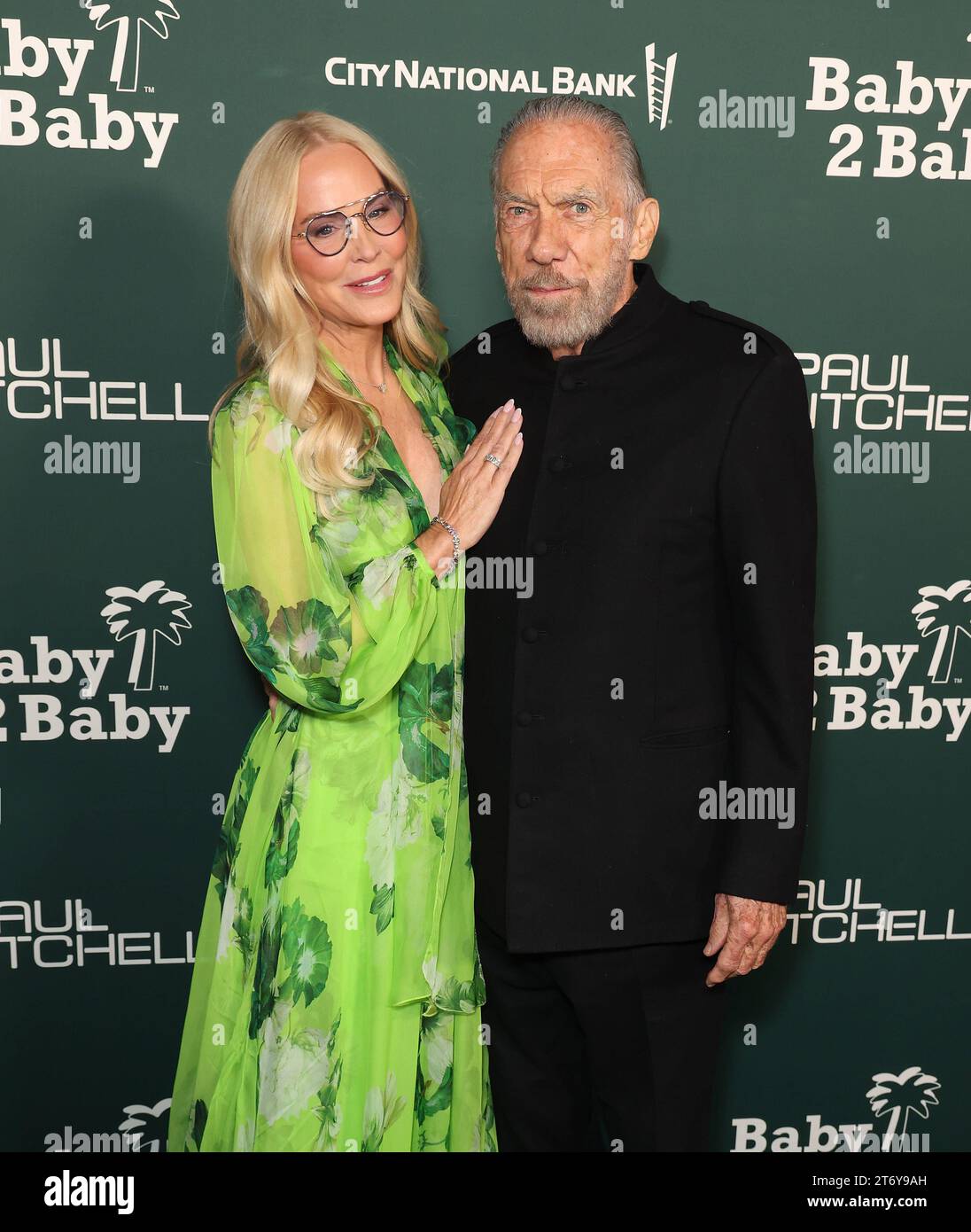 Eloise Broady DeJoria, John Paul DeJoria assiste al Baby2Baby Gala 2023 presentato da Paul Mitchell al Pacific Design Center l'11 novembre 2023 a West Hollywood, California. Foto: Crash/imageSPACE/MediaPunch Copyright: XCraSH/imageSPACE/MediaPunchx Foto Stock
