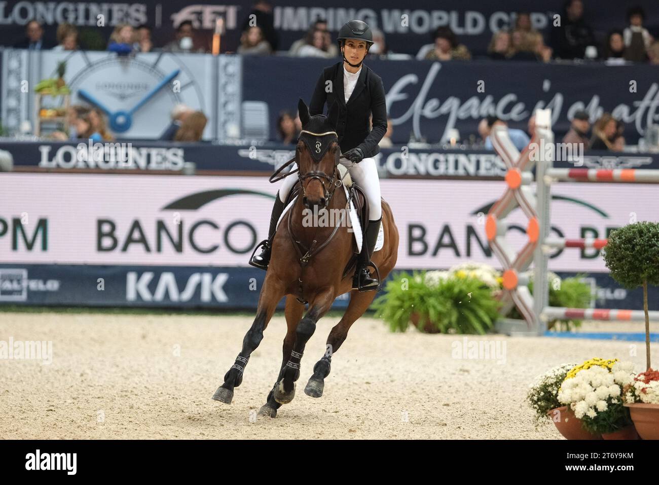 Janika Sprunger (sui) in sella ad Orelie in azione durante la CSI5* - W Longines FEI World Cup Competition presentata da Scuderia 1918 - Verona Jumping alla 125a edizione di Fieracavalli il 12 novembre 2023, Verona, Italia. Foto Stock