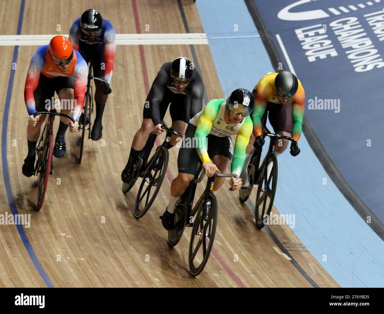 Track Cycling Champions League, Lee Valley Velodrome Londra, Regno Unito. Uomo Keirin - primo turno Heat 2, 11 dicembre 2023 Foto Stock