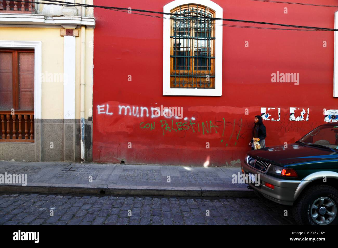 Una donna cammina davanti a graffiti mostrando sostegno per una Palestina, la Paz, Bolivia. La foto è stata scattata nel luglio 2016. Foto Stock