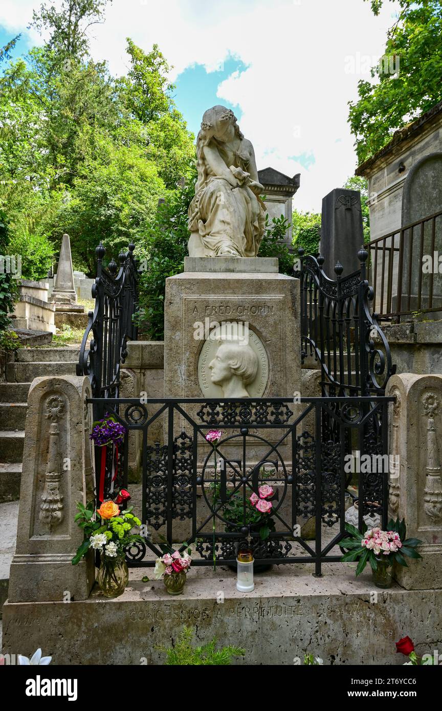 Parigi, Francia.giugno 2022. Il caratteristico e storico cimitero di Père-Lachaise, scatto della tomba di Fryderyk Chopin, compositore e pianista polacco. Foto Stock