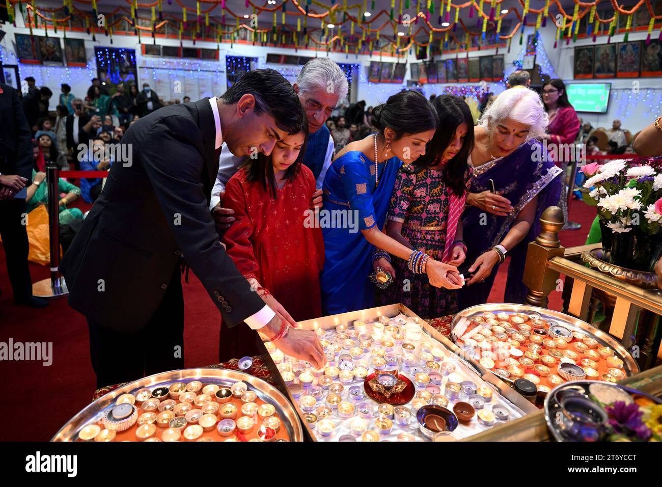 Il primo ministro Rishi Sunak con sua moglie Akshata Murty e le figlie Anoushka e Krishna si uniscono alle celebrazioni Diwali al tempio indù della Vedic Society a Southampton. Data foto: Domenica 12 novembre 2023. Foto Stock