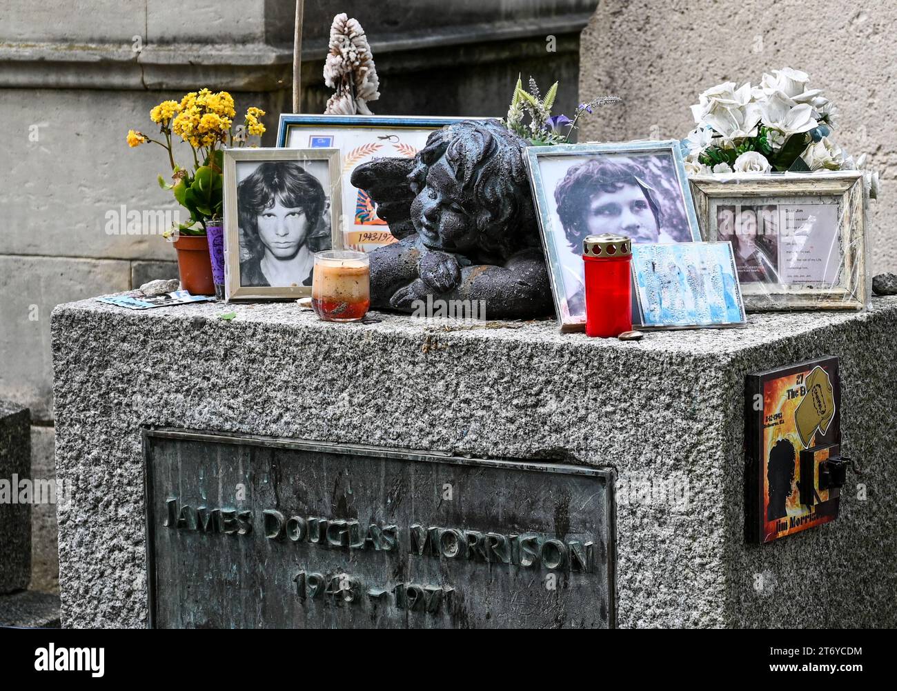 Parigi, Francia. Giugno 2022. Nel pittoresco e storico cimitero di Père-Lachaise, scatta una foto della tomba del leggendario cantante Jim Morrison morto in giovane età Foto Stock