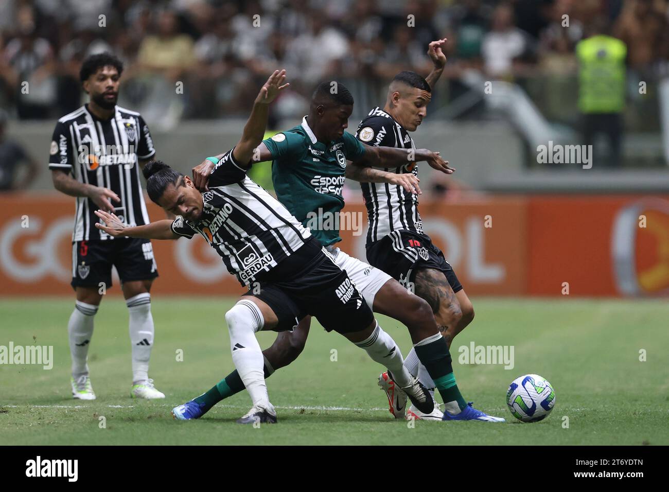 Belo Horizonte, Brasile, 12 novembre 2023. Mauricio Lemos e Guilherme Arana dell'Atletico Mineiro si battono per la palla di possesso con Matheus Babi di Goias, durante la partita tra Atletico Mineiro e Goias, per la serie A brasiliana 2023, all'Arena MRV Stadium, a Belo Horizonte il 12 novembre. Foto: Daniel Castelo Branco/DiaEsportivo/Alamy Live News Foto Stock