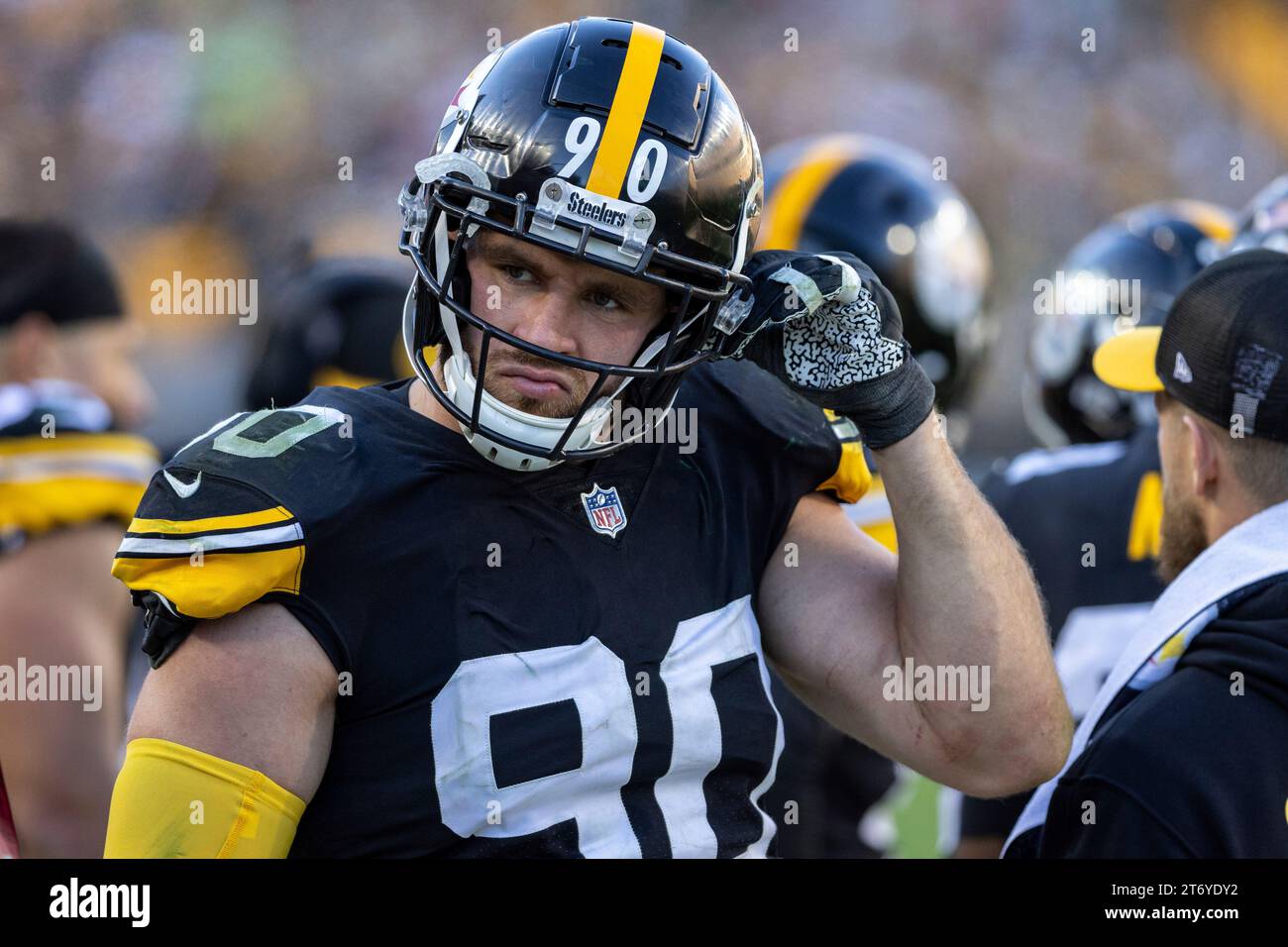 Pittsburgh Steelers linebacker T.J. Watt (90) buckles his chin strap during an NFL football game, Sunday, Nov. 12, 2023, in Pittsburgh. (AP Photo/Matt Durisko) Foto Stock