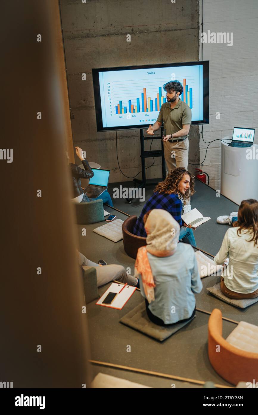Gli uomini d'affari si sono riuniti nella sala conferenze ascoltando una presentazione Foto Stock