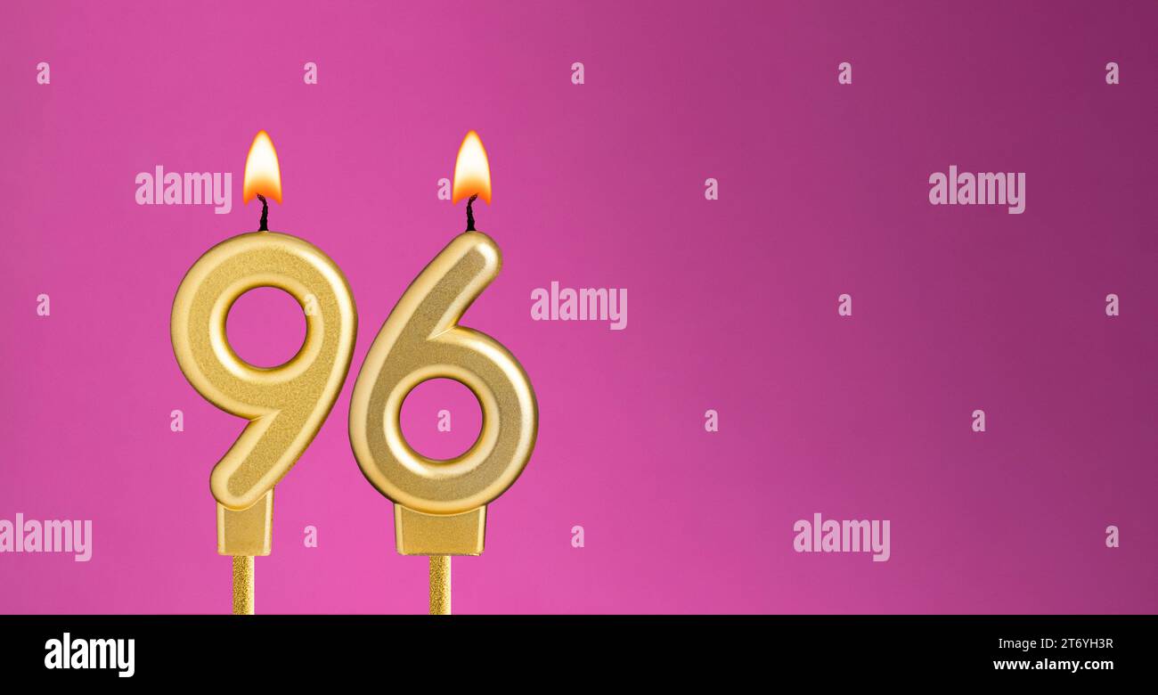 Biglietto di compleanno con numero di candela 96 - sfondo viola Foto Stock