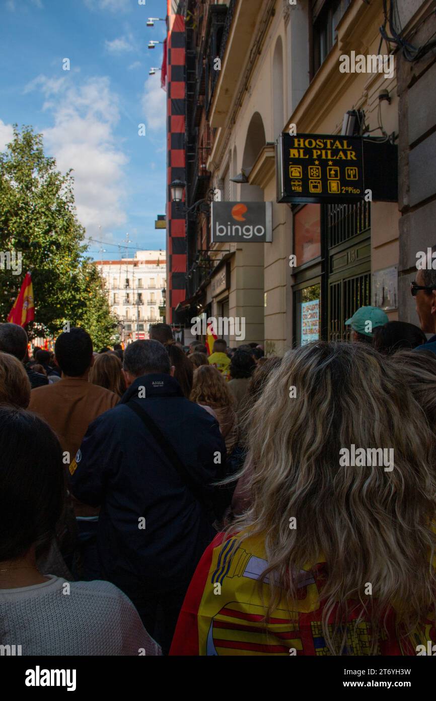 Diverse immagini di una dimostrazione tenutasi a Madrid a la Puerta del Sol, dove si possono vedere diverse persone passeggiare per la città portando in spagnolo F. Foto Stock