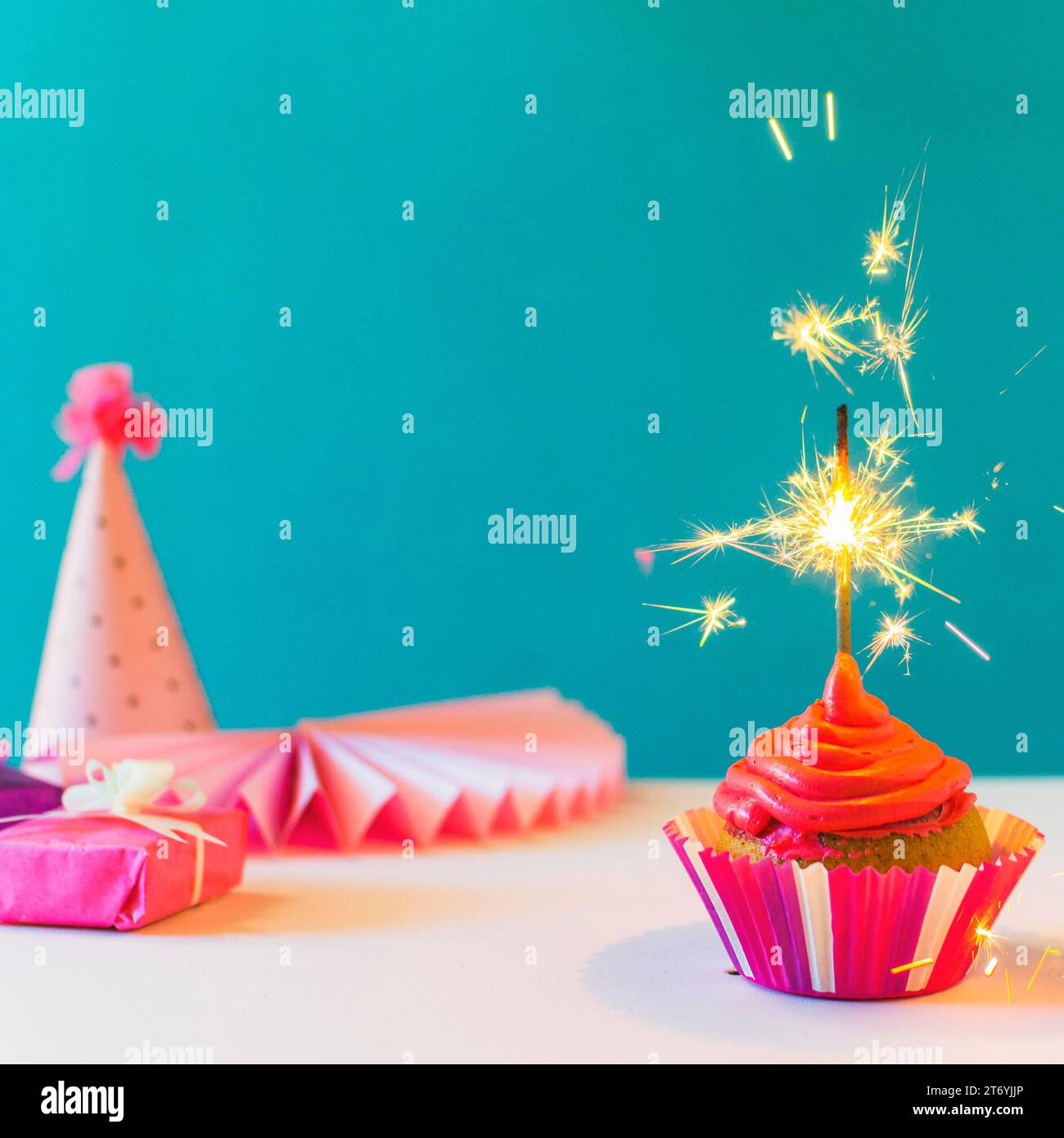 Chiudere il cupcake con Burning sparkler Foto Stock