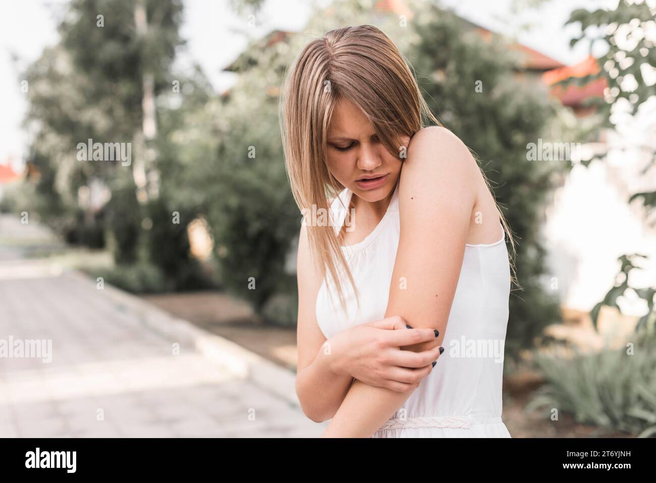 Primo piano giovane donna con il gomito del dolore Foto Stock
