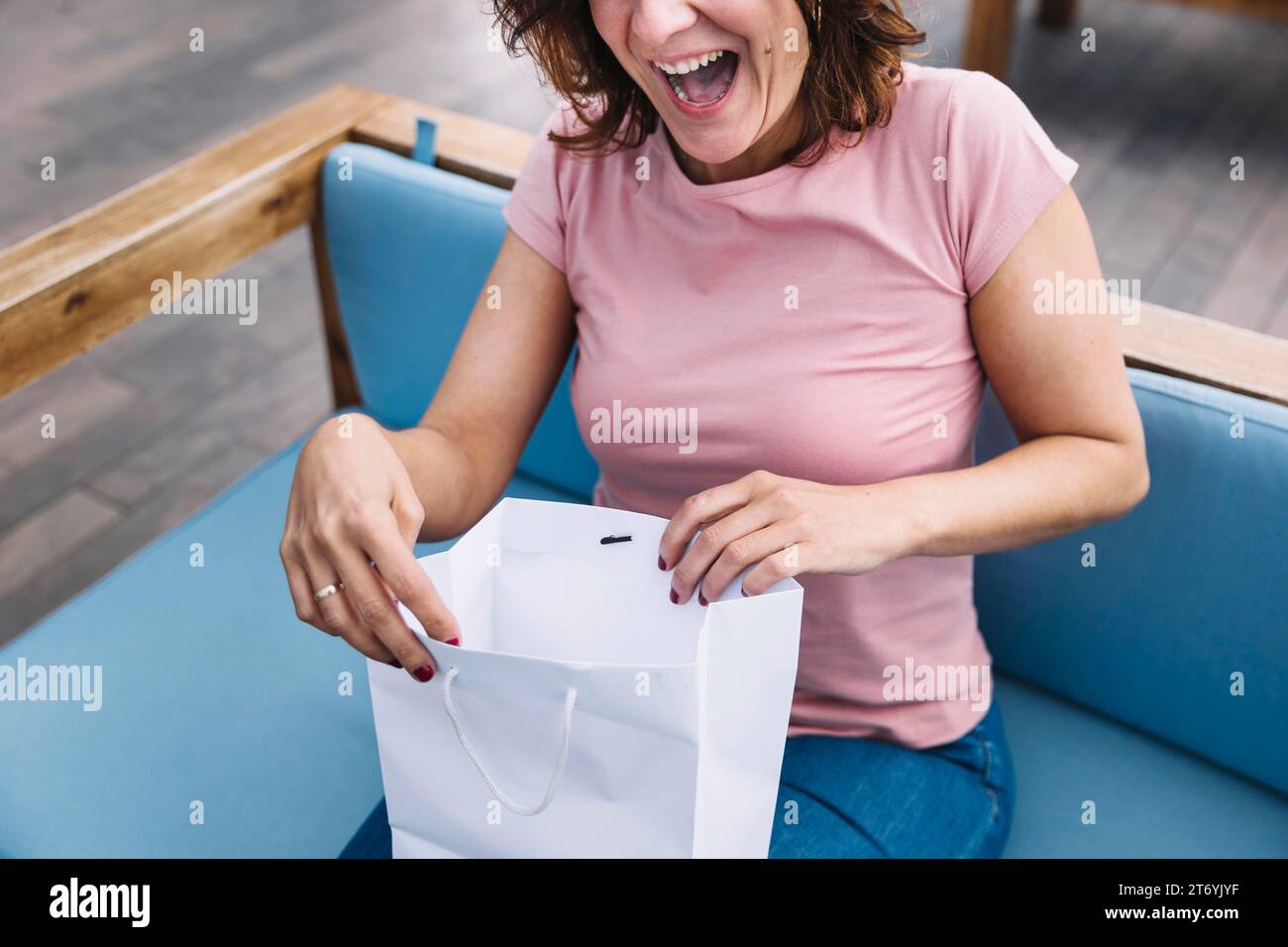 Crop Woman che apre un sacchetto di carta Foto Stock