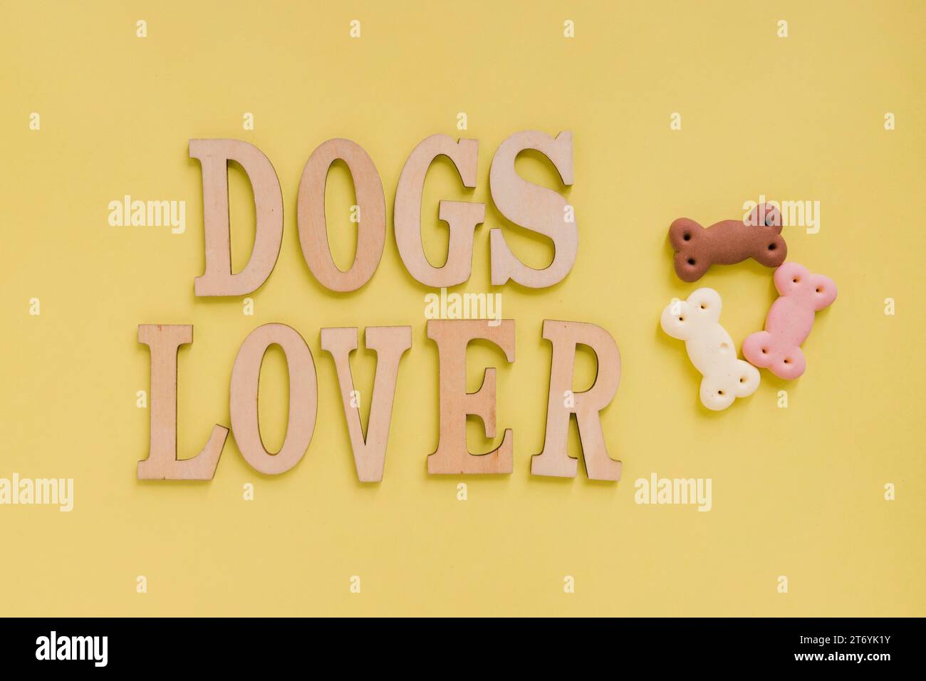 Amanti dei cani che scrivono con i loro dolcetti Foto Stock