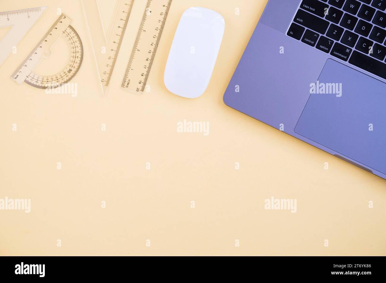 Elegante scrivania da ufficio a pianta piatta Foto Stock