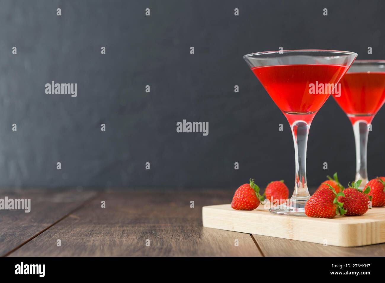 Cocktail con bicchieri e vista frontale Foto Stock
