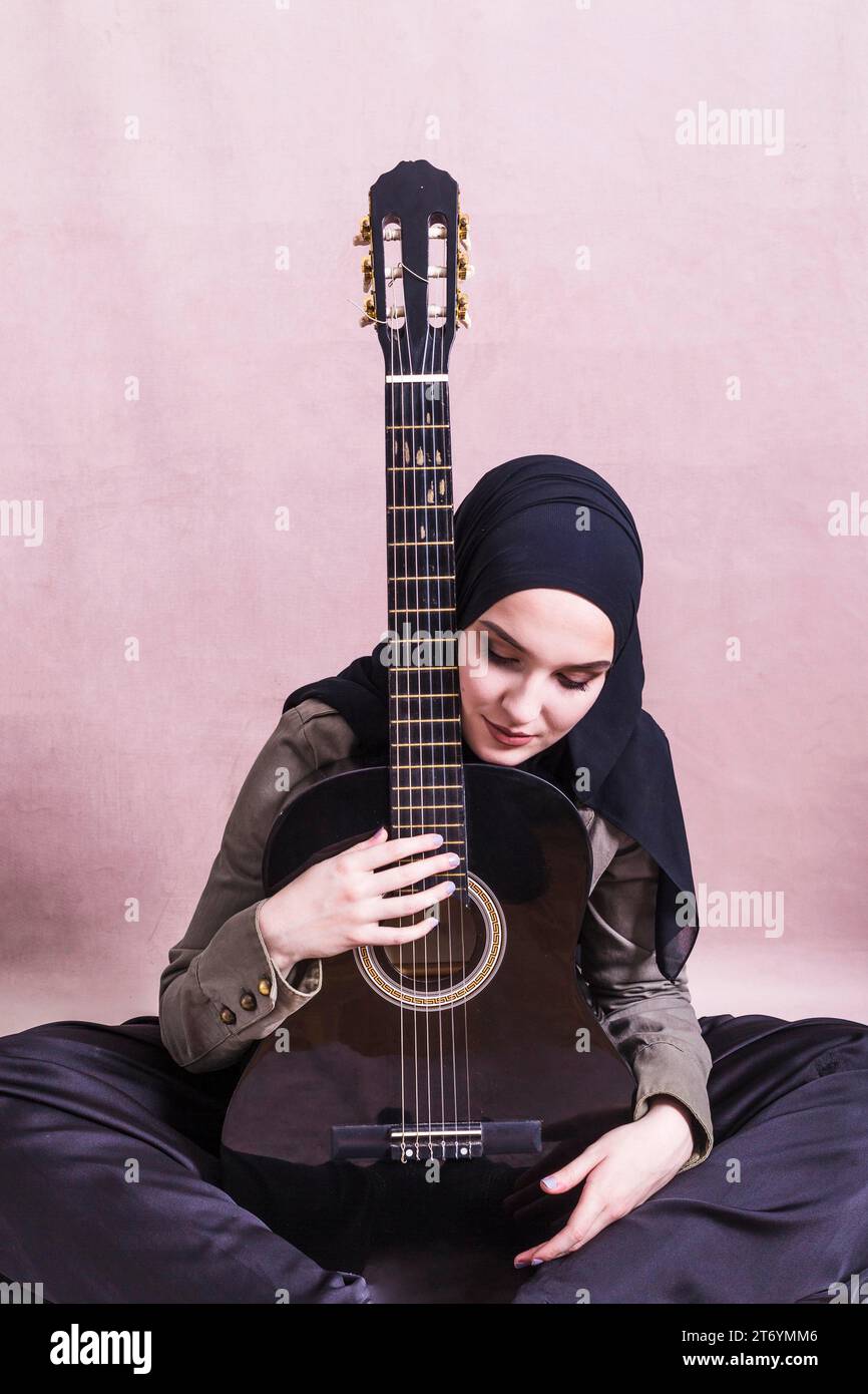 Arabic guitar immagini e fotografie stock ad alta risoluzione - Alamy