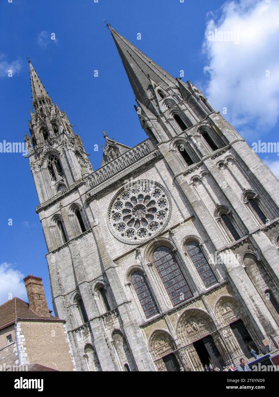 La cattedrale di Chartres a Chartres, Francia, può essere vista da lontano quando si arriva in città in treno. Foto Stock