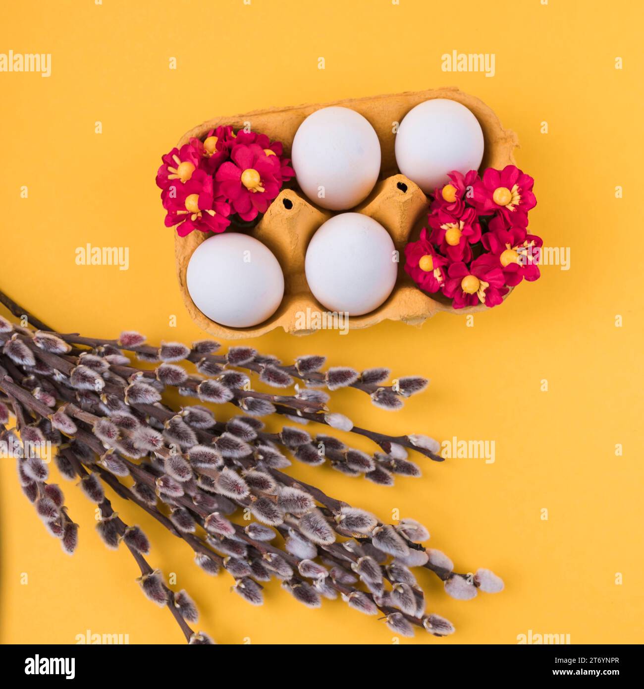Rastrelliera per uova bianche con tavolo per rami di salice Foto Stock