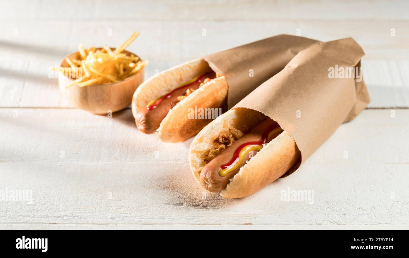 Formaggio hot dog avvolto Foto Stock