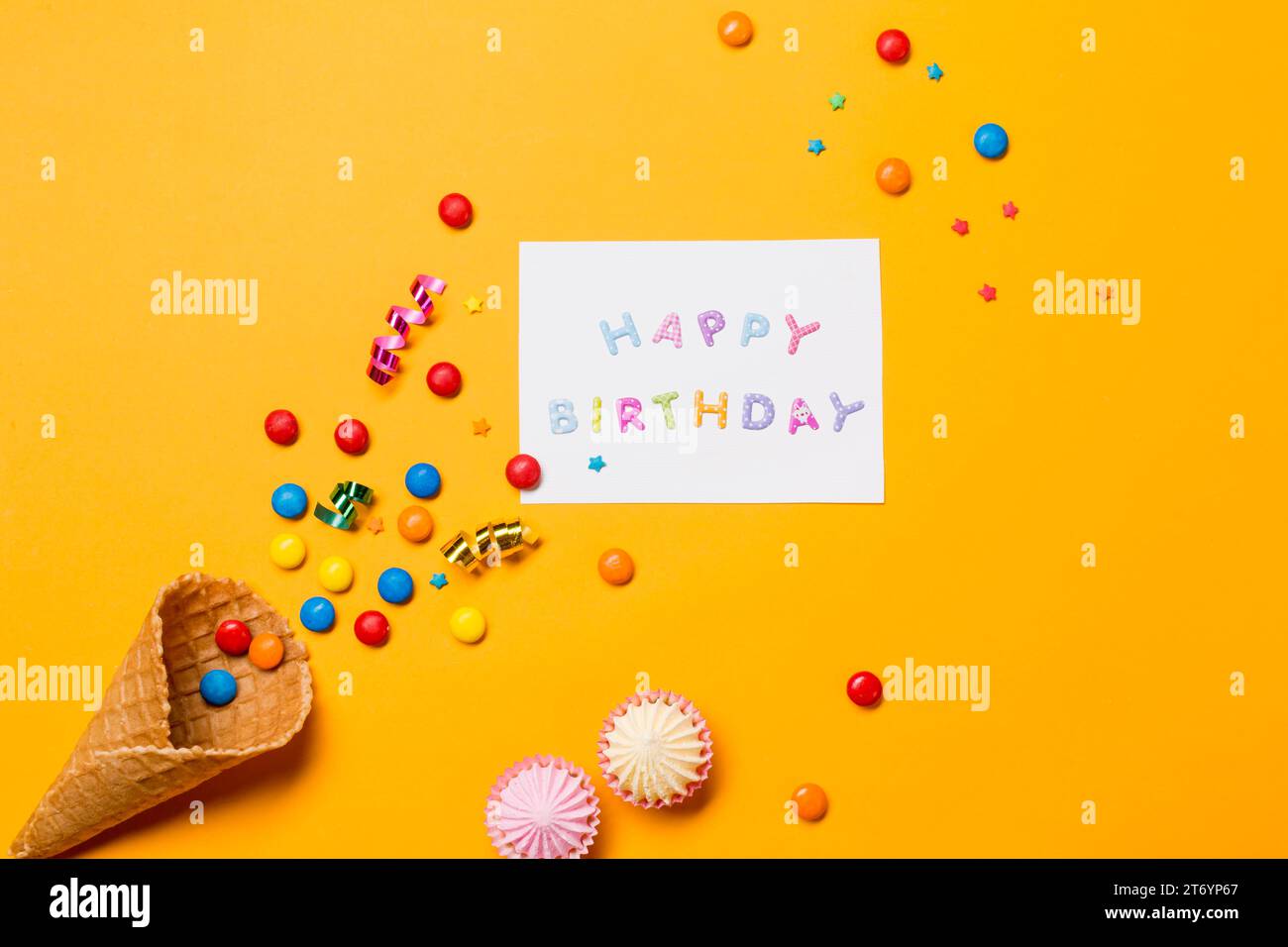 Aalaw racchiude rastrellieri dal cono quasi un messaggio di buon compleanno su sfondo giallo Foto Stock