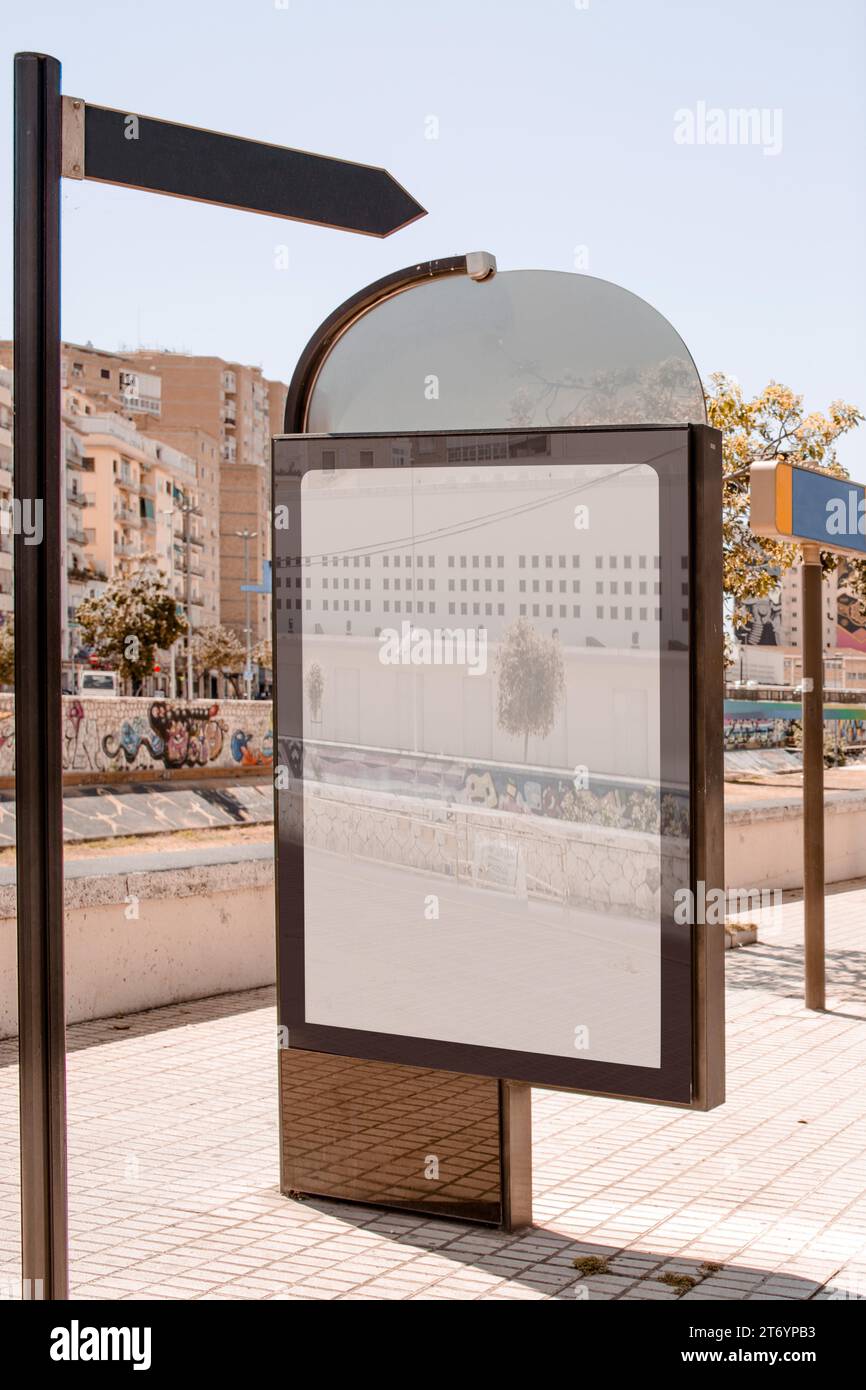 Cartellone vicino al marciapiede Foto Stock