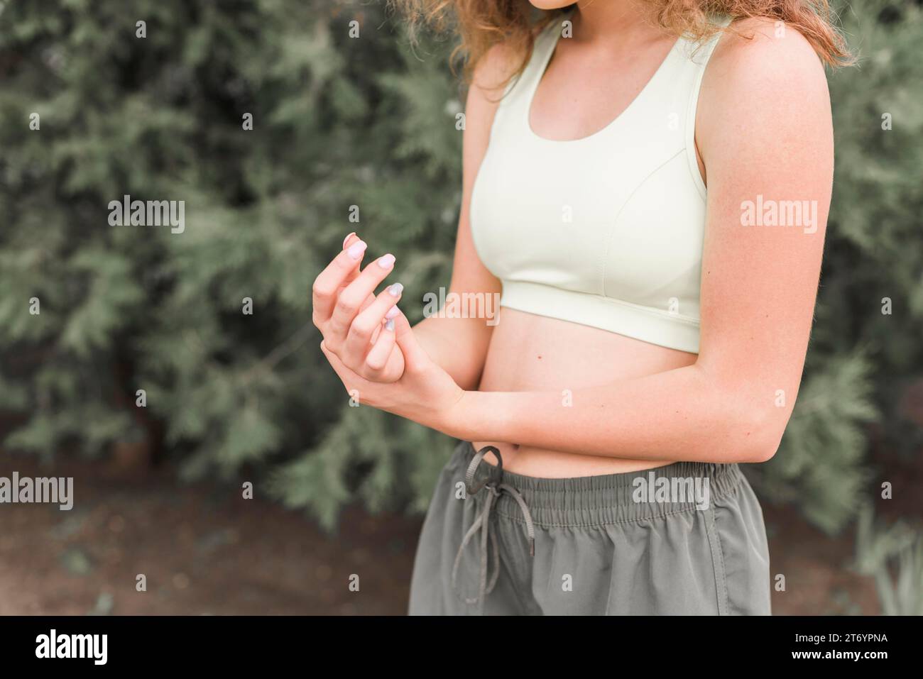 Donna da vicino che ha dolore al polso Foto Stock