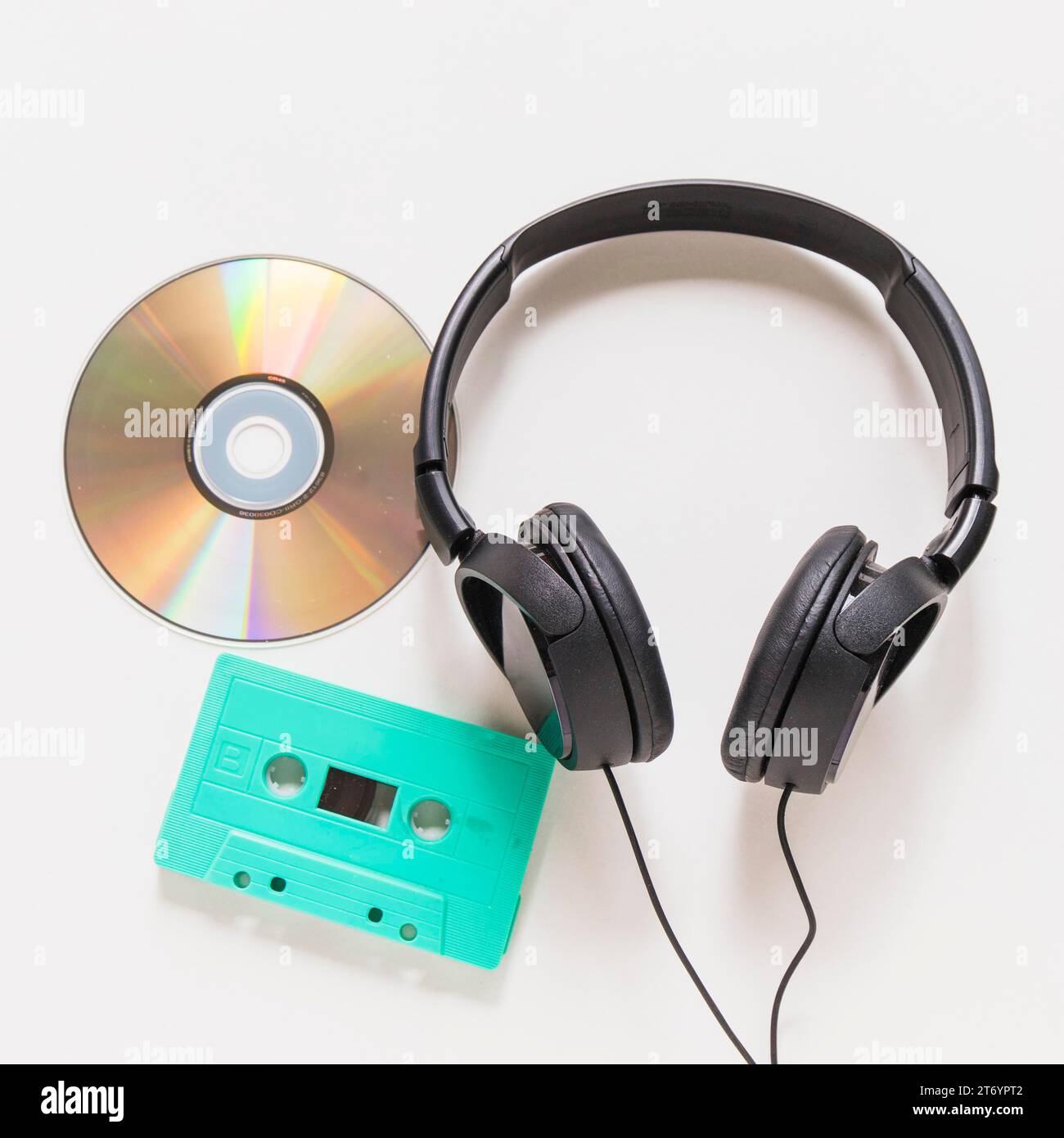 Cuffie con CD e cassette, sfondo bianco Foto Stock