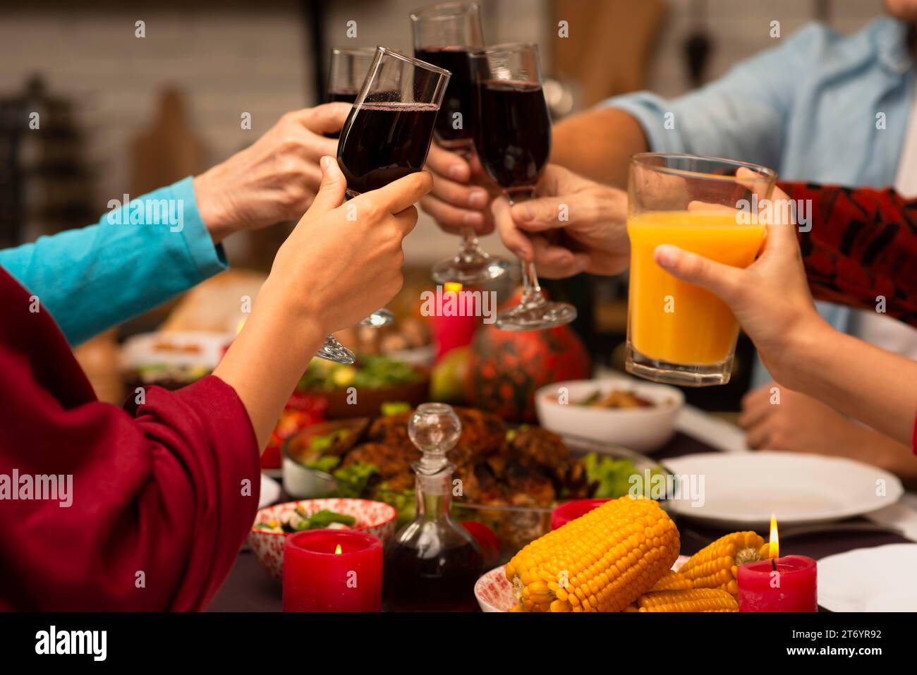 Bicchieri da tostatura per tutta la famiglia per il giorno del Ringraziamento Foto Stock