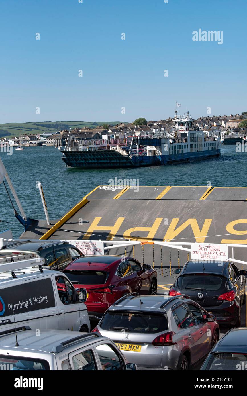 Plymouth, Devon, Inghilterra, Regno Unito. 03.09.2023. Automobili sul ponte di un traghetto roro che attraversa il fiume Tamar tra Plymouth e Torpoint Foto Stock