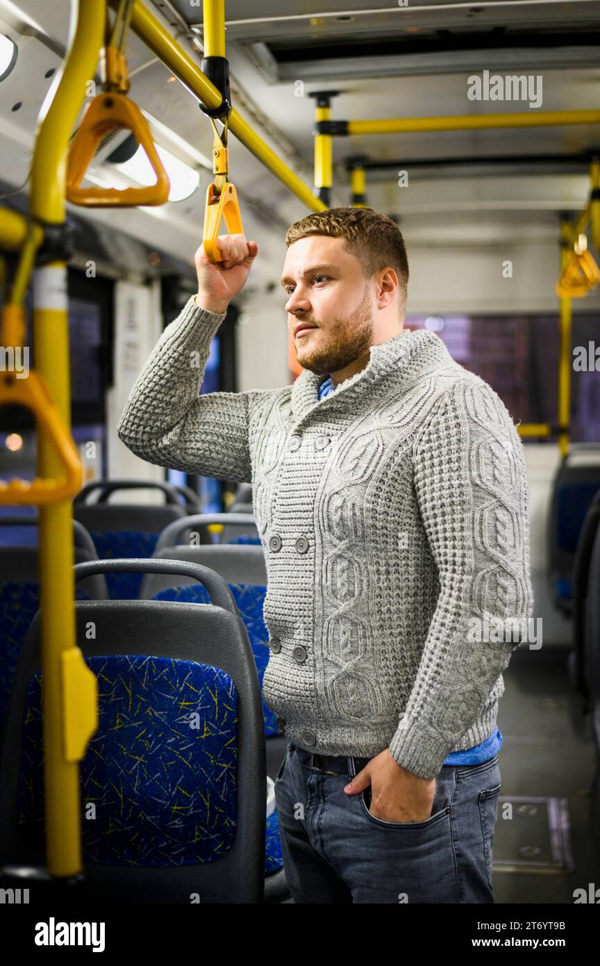 Jeans blusa grigia uomo che viaggiano in autobus Foto Stock