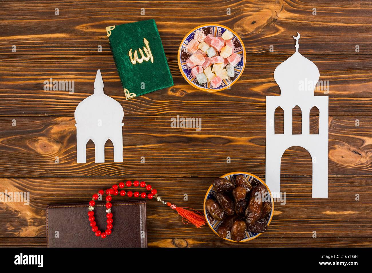 Libro multicolore Lukum kuran perline di preghiera diario con scrivania in legno della moschea islamica bianca tagliata Foto Stock