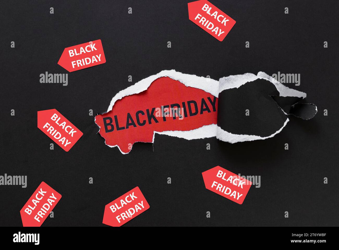 Carta strappata che rivela il testo del Black friday con adesivi Foto Stock