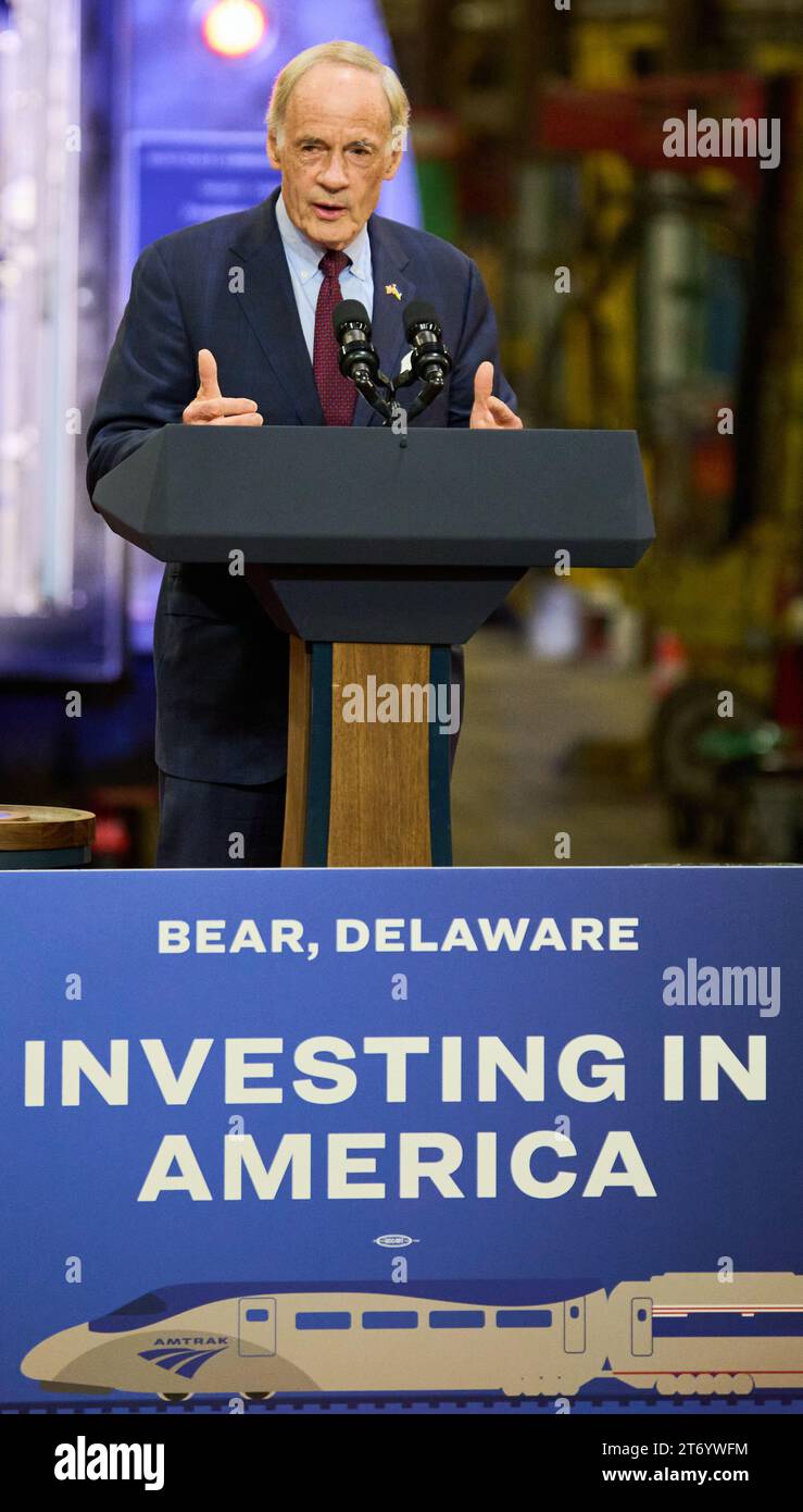 BEAR, DE, USA - 6 NOVEMBRE 2023: Il senatore Tom Carper parla a un evento in cui il presidente Joe Biden fa osservazioni a Bear, Delaware, Stati Uniti. Foto Stock