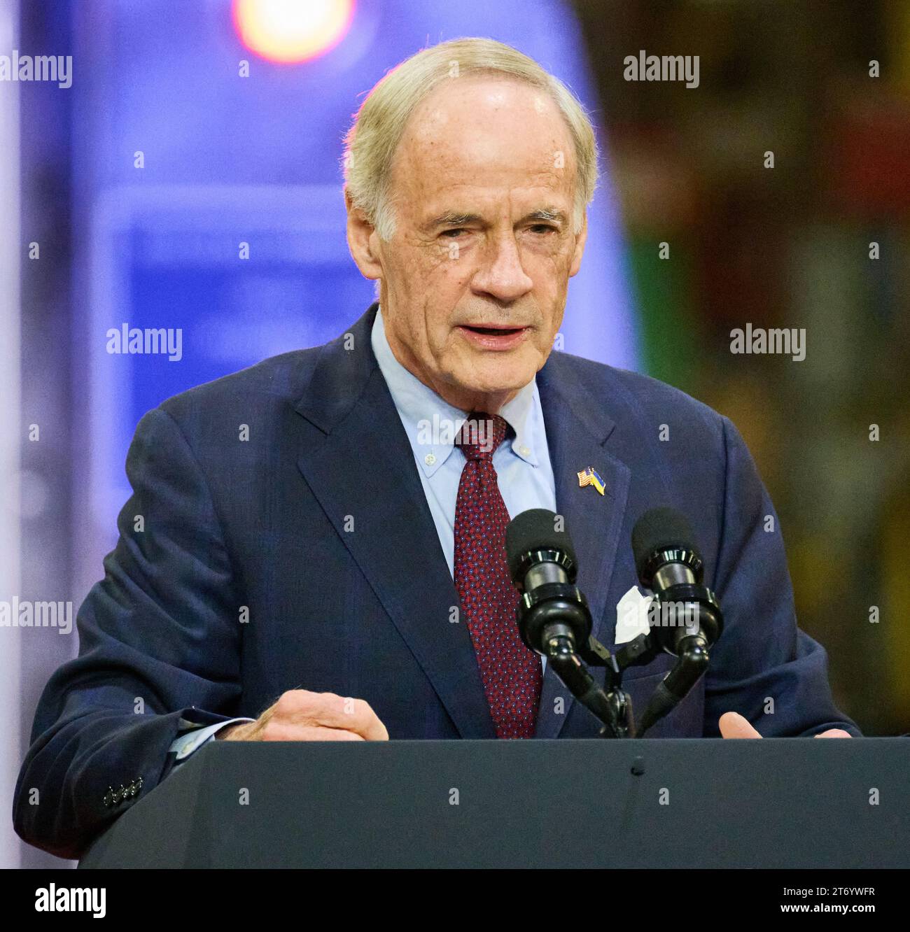 BEAR, DE, USA - 6 NOVEMBRE 2023: Il senatore Tom Carper parla a un evento in cui il presidente Joe Biden fa osservazioni a Bear, Delaware, Stati Uniti. Foto Stock