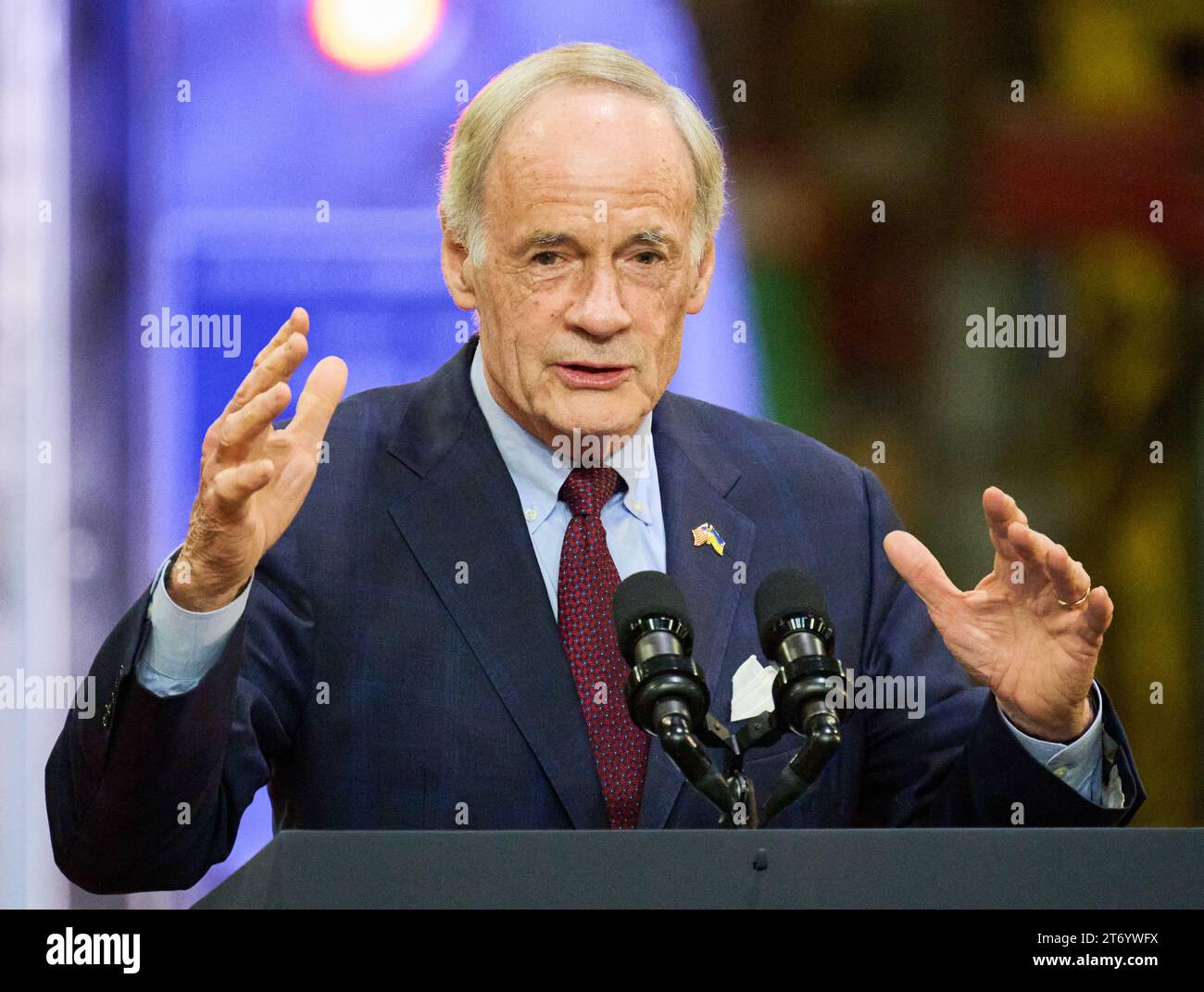 BEAR, DE, USA - 6 NOVEMBRE 2023: Il senatore Tom Carper parla a un evento in cui il presidente Joe Biden fa osservazioni a Bear, Delaware, Stati Uniti. Foto Stock